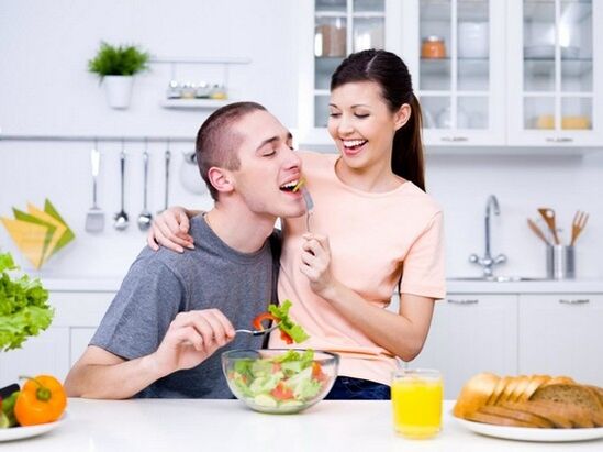 Une femme nourrissant un homme avec un produit augmente naturellement son efficacité