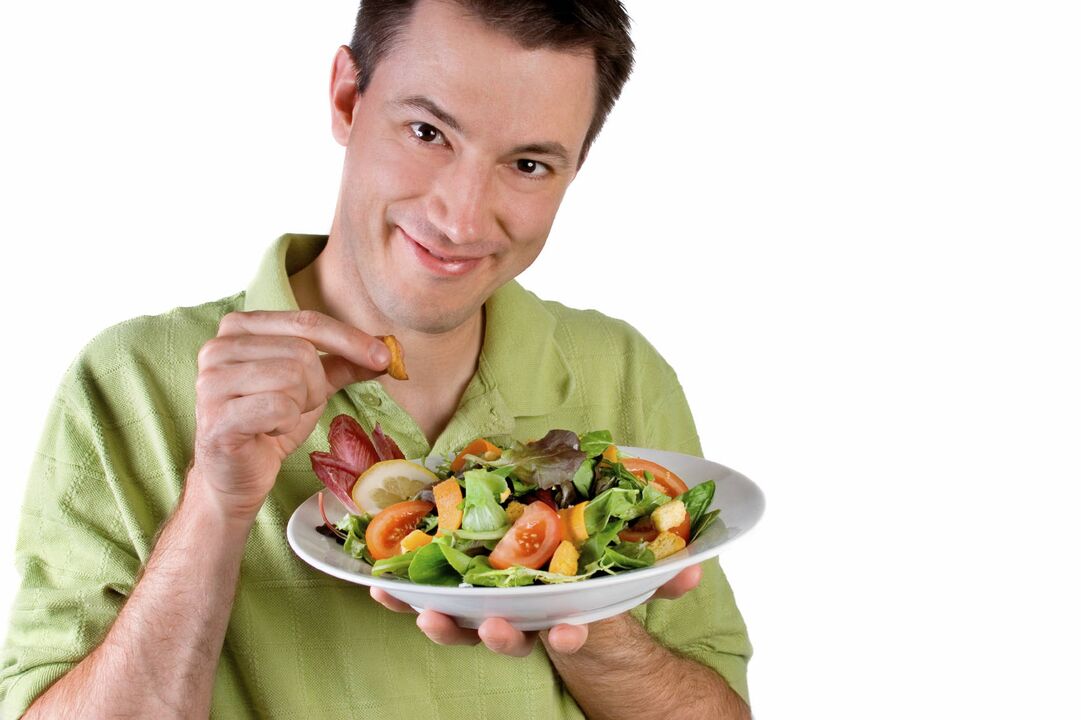 L'efficacité des hommes mangeant de la salade de légumes